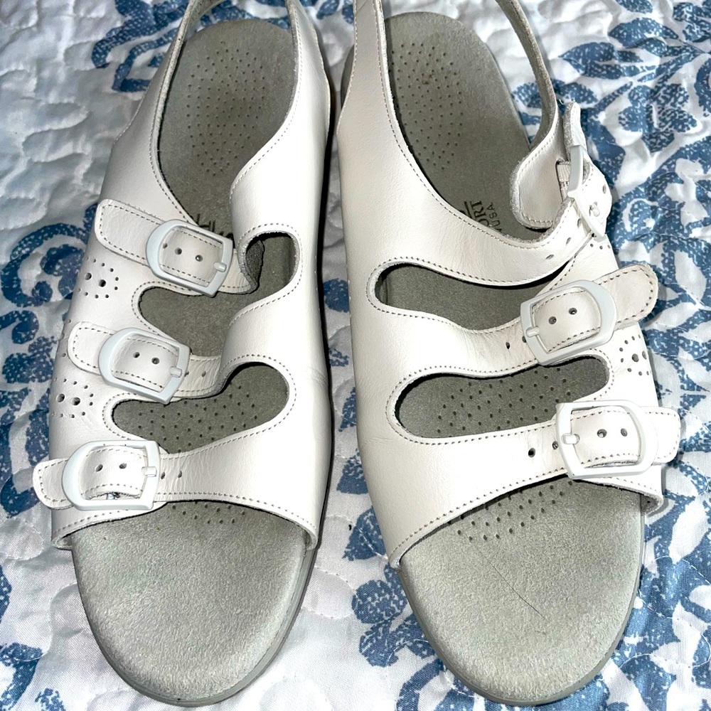 BASS SANDALS
